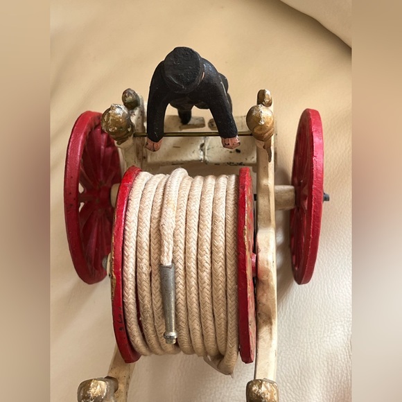 VINTAGE ANTIQUE 19” CAST IRON HORSE DRAWN FIRE ENGINE / HOSE WAGON TOY - Picture 10 of 16